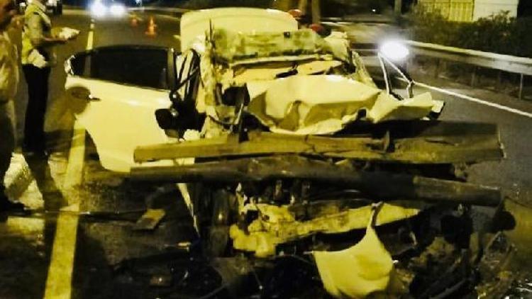 Kamyona çarpan otomobilin sürücüsü öldü