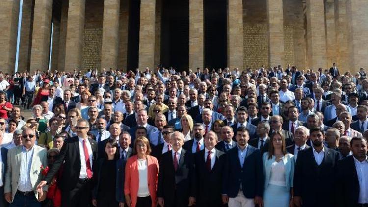 Kılıçdaroğlu, CHPnin 95inci kuruluş yılında Anıtkabiri ziyaret etti