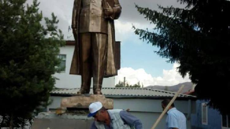 Sarızda Atatürk anıtı ilçe meydanında yerini aldı