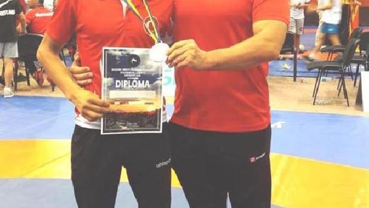 Murat Kalkan 45 kiloda Balkan şampiyonu oldu
