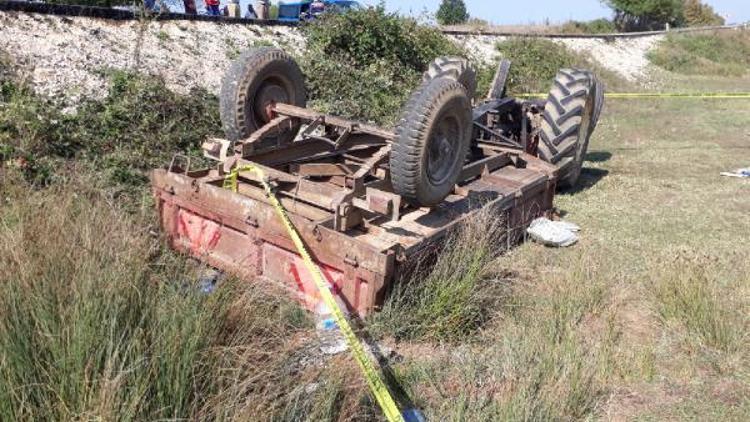 Devrilen traktörün altında kalan baba öldü, oğlu yaralı