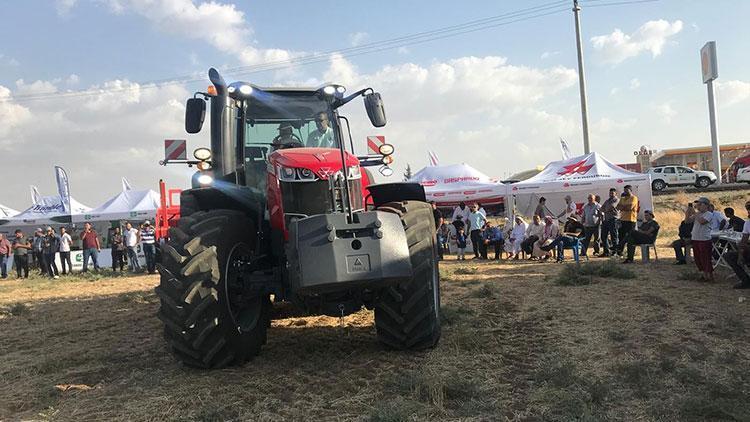 Tarla gününde traktörler görücüye çıktı