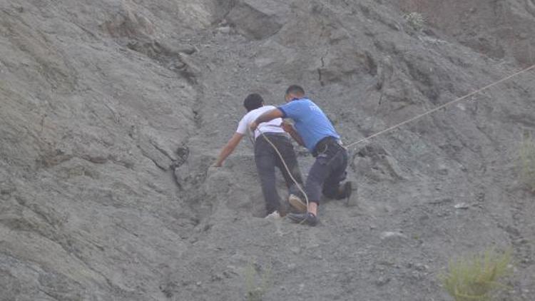 Tırmandığı yamaçta mahsur kalan genci itfaiye ekibi kurtardı