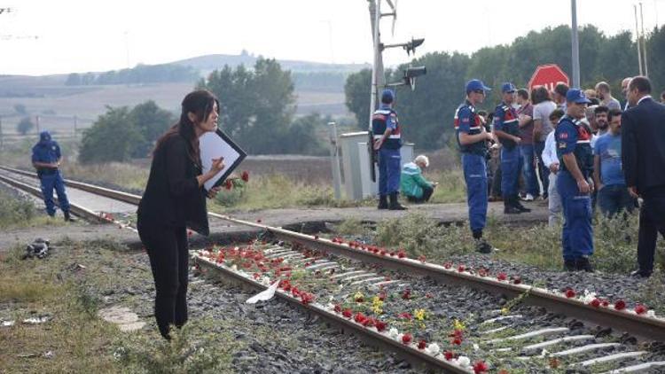 Tren kazasında ölen 25 kişi, raylara karanfiller bırakılarak anıldı