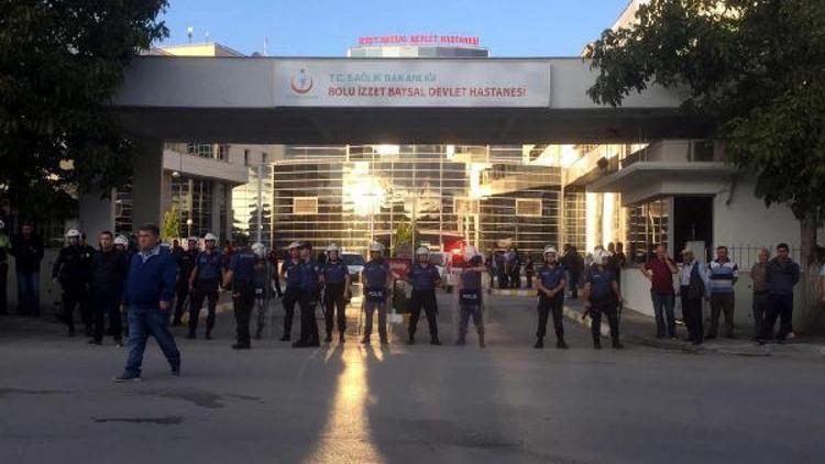 Hırsızlık şüphelisinin yakınları hastane önünde olay çıkardı: 3ü polis 6 yaralı, 5 gözaltı