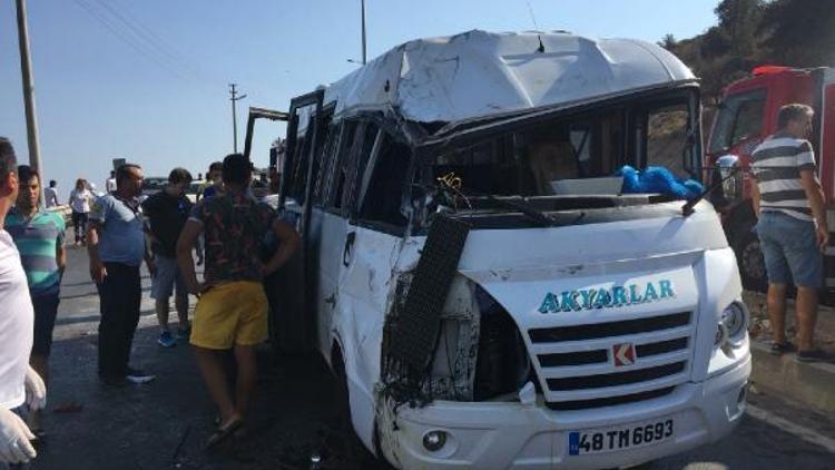 Muğlada yolcu minibüsü devrildi: 16 yaralı