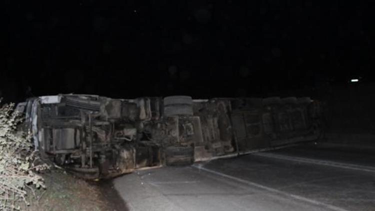 Devrilen TIRdan çıkan 2 kişi, ambulansı görünce olay yerinden kaçtı