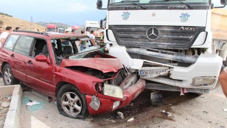 TIR ile çarpışan otomobildeki 1i bebek 5 kişi yaralandı