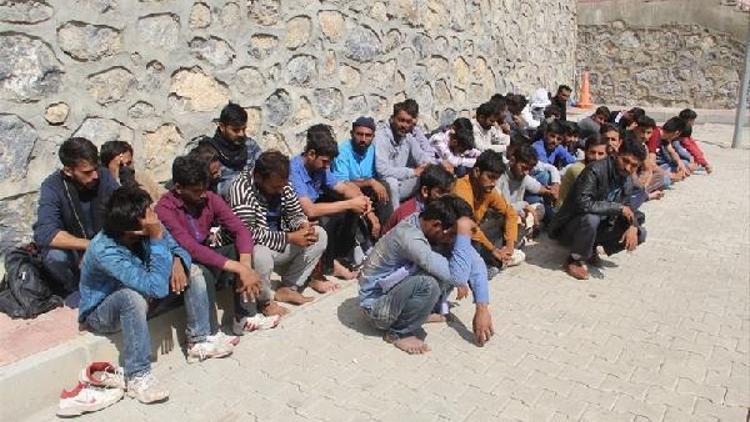Başkalede Afganistan uyruklu 40 kaçak yakalandı