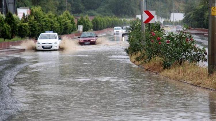 Zonguldakta yollar göle döndü