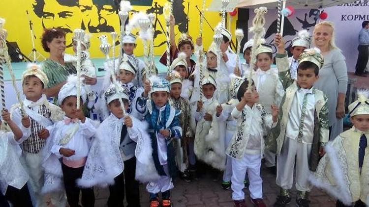 Yardım için şehirleri gezen kadınlar, 50 çocuk için sünnet töreni düzenledi