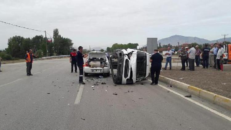 Otomobil ile hafif ticari araç çarpıştı: 1 ölü, 3 yaralı