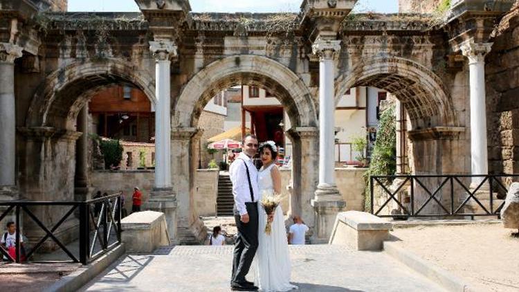 Düğün İranda, hatıra fotoğrafları Antalyada