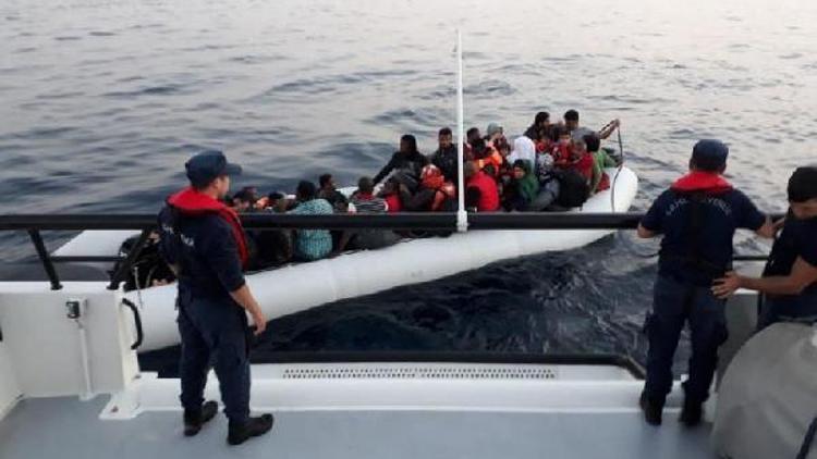 Dikilide 52 kaçak göçmen yakalandı