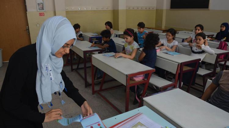 İlkokullu Suriyeli çocuklara, Suriyeli rehber öğretmen