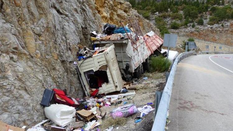 Konyada kamyon kayalıklara çarptı: 1 ölü, 1 yaralı