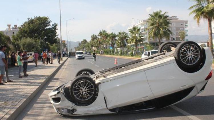 Antalyada hafif ticari araçla otomobil çarpıştı: 6 yaralı