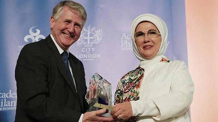 Emine Erdoğana Londrada “İnsani Hizmet Takdir Ödülü” verildi
