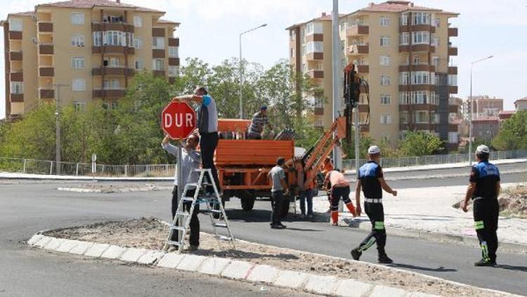 Niğde belediyesi trafik levhaları yerleştiriyor