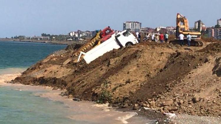 Trabzonda deniz dolgusu çöktü; 3 kamyon kıyıda asılı kaldı