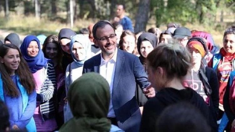 Bakan Kasapoğlu’ndan gençlik kampına ziyaret