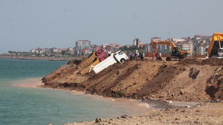 Trabzonda deniz dolgusu çöktü; 3 kamyon kıyıda asılı kaldı (2)