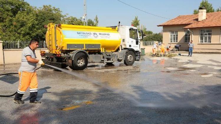 Battalgazide okul bahçelerinde temizlik