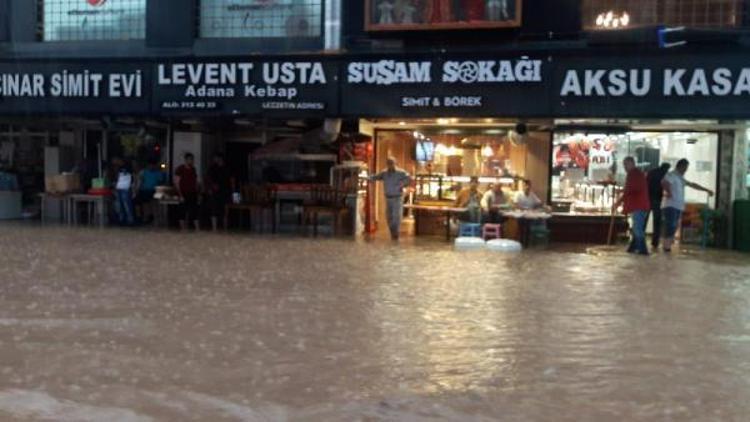 Bilecikte sağanak; yollar göle döndü