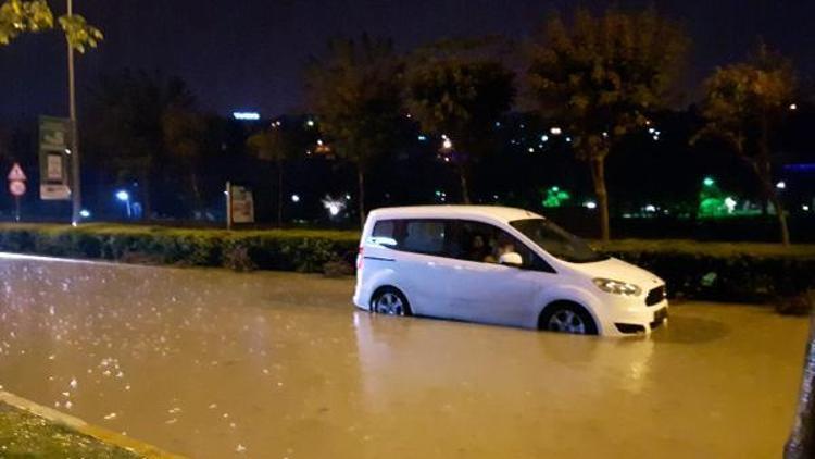 Yağış nedeniyle mahsur kalan araçları itfaiye kurtardı