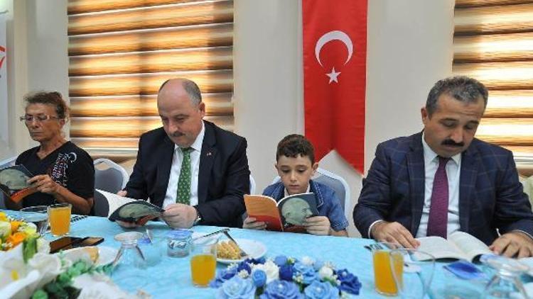 Vali Coşkun, huzurevinde kitap okuma etkinliğine katıldı