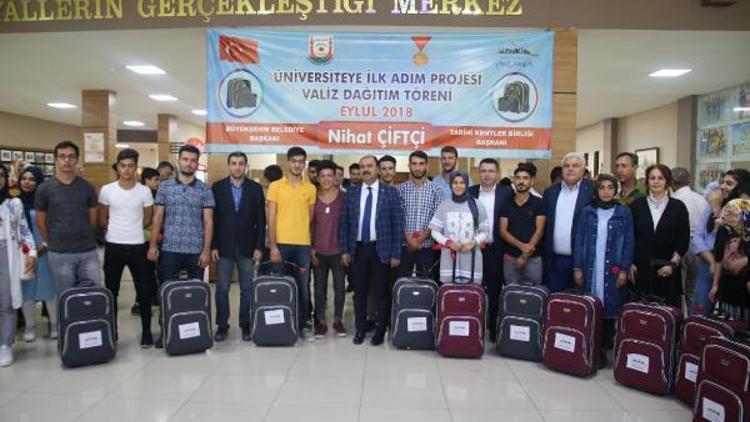 400 üniversite öğrencisine valiz dağıtıldı