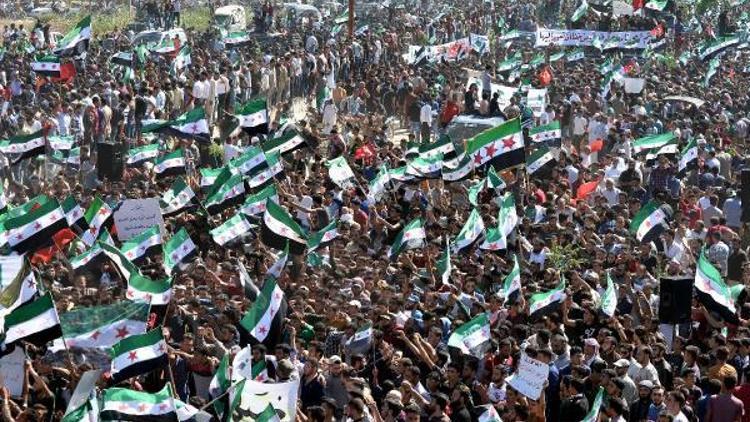 İdlib’de, binlerce kişi protesto gösterisi düzenledi