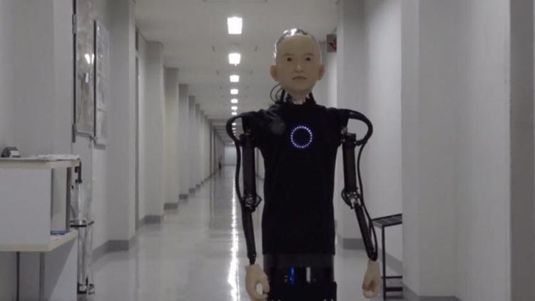 Japonya’da küçük bir çocuk görünümüne sahip robot üretildi