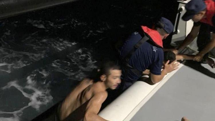 Denizde botu batan göçmenleri Sahil Güvenlik kurtardı