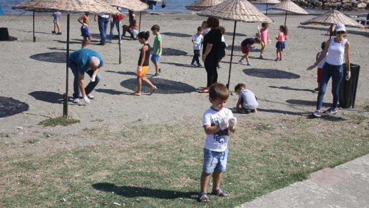 İzmirde deniz sevdalılarından kıyı temizliği