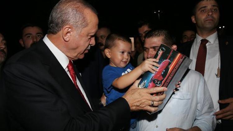Cumhurbaşkanı Erdoğan, Zeytinburnu sahilinde vatandaşlarla sohbet etti