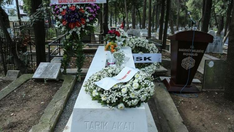 Fotoğraflar // Tarık Akan ölümünün ikinci yılında mezarı başında anıldı