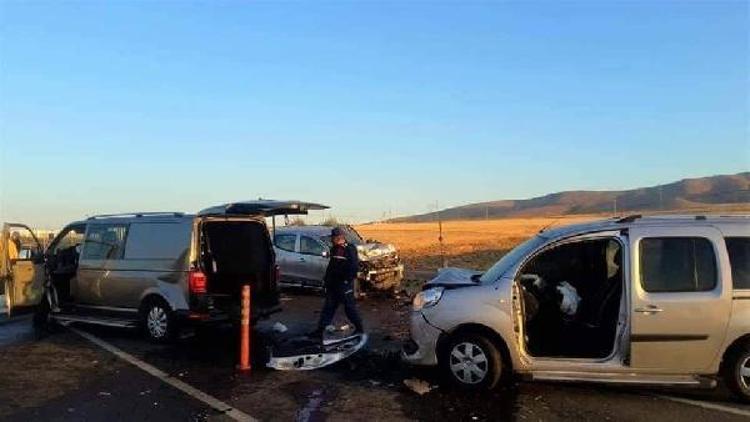 Düğün konvoyundaki araçlara minibüs çarptı: 3 ölü, 3 yaralı