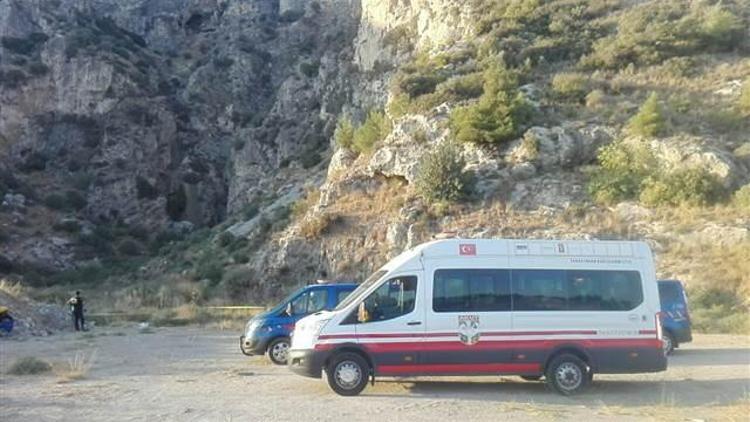 Kayalıklarda mahsur kalan 4 kişi kurtarıldı