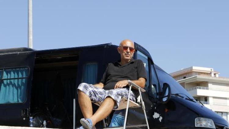 Evden uzaklaştırma cezası alan emekli asker, karavanda yaşıyor