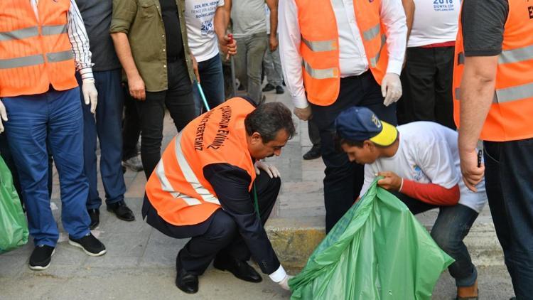 Başkan Çetin, çevre gönüllüleriyle çöp topladı