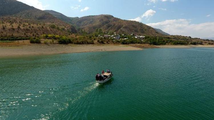 Yolu baraj gölü altında kalan köye kayıkla ulaşım sağlıyorlar