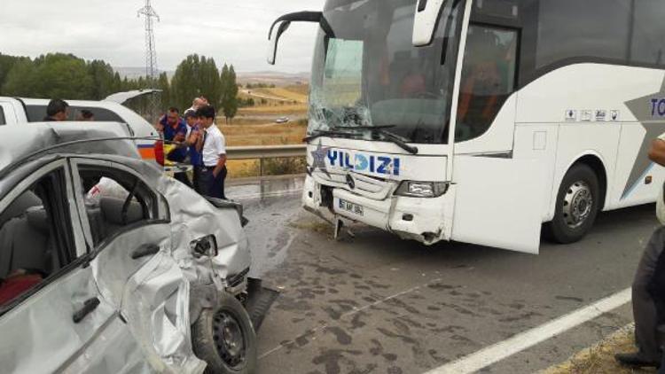 Yolcu otobüsü ile otomobil çarpıştı: 2 ölü, 3 yaralı