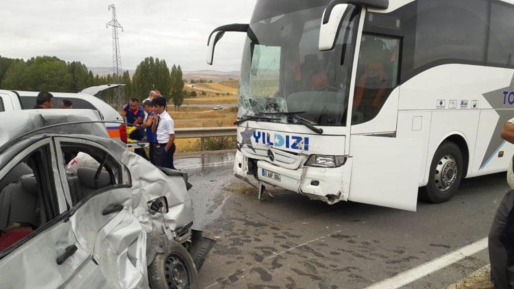 Yolcu otobüsü ile otomobil çarpıştı: 2 ölü, 3 yaralı