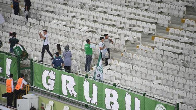 Konyaspor taraftarı Fenerbahçe maçı sonrası tribünlerdeki çöpleri topladı