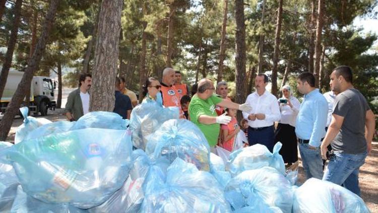 Başkan, gönüllülerle çöp topladı