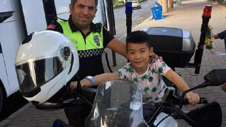 Koreli turistlerin yardımına motosikletli trafik polisi yetişti