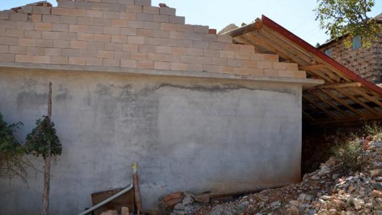 Antalyada şiddetli rüzgar evin çatısını uçurdu