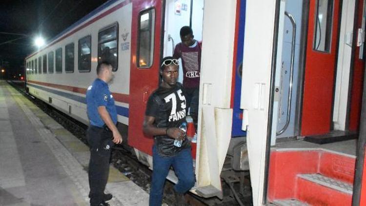 İstanbuldan gelen yolcu treninden 57 kaçak çıktı