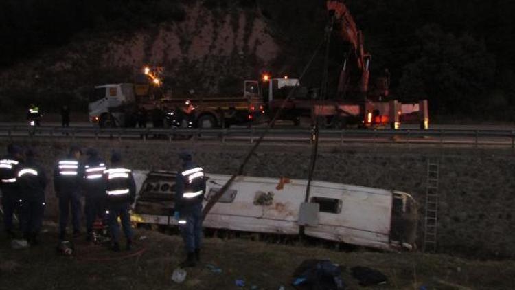 Afyonkarahisar’da yolcu otobüsü, refüjdeki kanala devrildi: 6 ölü, 30 yaralı/ Fotoğraflar